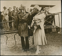 LETTRES SANS TIMBRE ET DOCUMENTS DIVERS - Photo Représentant Louis BLERIOT Et Mme Blériot Sur Le Lieu Du Fameux Départ E - Autres & Non Classés