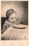 ENFANTS - Un Bébé Mangeant Son Plat à La Main - Carte Postale - Retratos