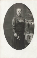 CARTE PHOTO - Femme Avec Des Fleurs - Carte Postale Ancienne - Photographs