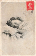 ENFANTS - Une Petite Fille Posant La Tête Sur Un Oreiller - Carte Postale Ancienne - Portretten
