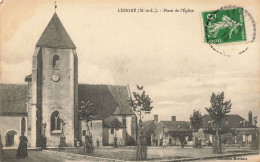 Lézigné * La Place De L'église Du Village - Autres & Non Classés