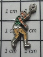 718A Pin's Pins / Beau Et Rare / SPORTS / TENNIS TENNIS MAN AVEC BALLE LEGEREMENT EN RELIEF - Tenis