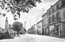St Genis De Saintonge * Rue Et Le Centre Du Bourg * Cycles Auto , Garage * Pompe à Essence - Andere & Zonder Classificatie