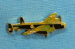 1 PIN'S /  ** AVION BOMBARDIER QUADRIMOTEUR " AVRO 683 LANCASTER " ** . (J.Y. Ségalen Collection). - Militaria