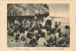 FRANCE - Océanie (Iles De Pacifique) - Un Père Mariste Catéchise Les Jeunes Indigènes - Animé - Carte Postale Ancienne - Nouvelle Calédonie