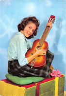 Mode Enfant Année 1960  Jeune Fille Fillette à La Guitare   113  (scan Recto Verso)KEVREN0753 - Fashion