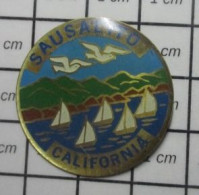 911B Pin's Pins / Beau Et Rare / VILLES / SAUSALITO CALIFORNIA BATEAU VOILIER REGATE - Cities