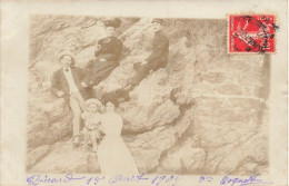 Dinard * Carte Photo * Promeneurs Sur Les Rochers , 1909 - Dinard