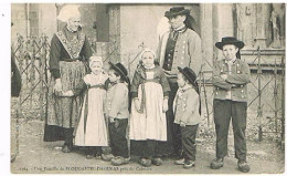 29   PLOUGASTEL  DAOULAS  UNE FAMILLE PRES DU CALVAIRE 1911 - Plougastel-Daoulas