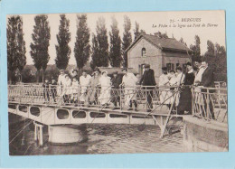 CPA - 59 BERGUES - LA PECHE A LA LIGNE AU PONT DE BIERNE - 1918 - Bergues