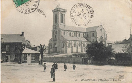 Bricquebec * La Place Et Vue Sur L'église - Bricquebec