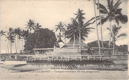 Nouvelle Calédonie - Canaques Travaillant Sur Une Pirogue à Sec  - Carte Postale Ancienne - Nueva Caledonia