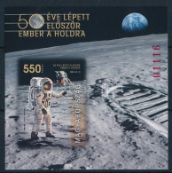 ** 2019 50 éve Lépett Először Ember A Holdra Vágott Blokk (8.000) - Other & Unclassified