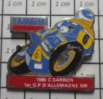 713C Pin's Pins / Beau Et Rare / MOTOS / Très Grand Pin's 1985 CH SARRON Delle ? GP ALLEMAGNE 500 Cc YAMAHA - Motos