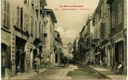 3322 -  Haute Garonne -  MONTREJEAU  :  UNE  RUE -  Mr LARRIVE - CHAUDRONNIER à Droite -   Circulée En 1906 - Montréjeau