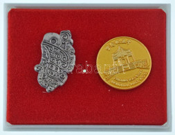 Tajvan DN "Csang Kaj-sek-emlékcsarnok" (2xklf) Fém Kitűzők Dísztokban (18mm; 22x13mm) T:UNC Taiwan ND "Chiang Kai-Shek M - Ohne Zuordnung