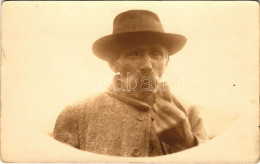 * T2/T3 Borszék, Borsec; Pipázó Férfi / Transylvanian Folklore, Men Smoking A Pipe. Georg Heiter (Reghin-Borsec) Photo - Non Classificati