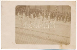 * T2/T3 1926 Brassó, Kronstadt, Brasov; Defilare A Scolii De Fete Sasesti / A Szász Leányiskola Felvonulása, Román Katon - Non Classés