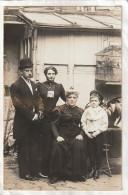 Carte Photo : 13,8 X 8,8  -  Le Couple, La Grand'Mére Et Le Petit Fifs à Identifier - Da Identificare