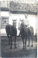 Carte Postale Photo : Soldat Sur Un Cheval Tenant Un Autre Cheval - Personen