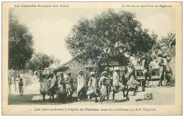 INDE.n°31192.CAPUCINS FRANCAIS AUX INDES.LES BHIL ARRIVENT A L'EGLISE DE THANDIA DESSERVIE ACTUELLEMENT PAR LE  P HIPPOL - Indien