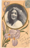 Photographie - Carte Photo - Jeune Femme Dans Un Médaillon Avec Fleur De Lis - Dorure  -  Carte Postale Ancienne - Fotografie