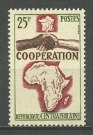 CENTRAFRICAINE 1964 N° 41 ** Neuf MNH Superbe C 1 € Coopération Avec La France Carte Mains - Central African Republic