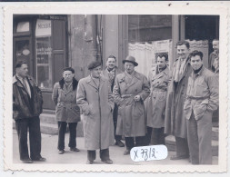 PHOTO ORIGINALE- GROUPE D HOMMES- DEVANT UN CAFE- AFFICHE D UN MATCH DE FOOT COUPE DE BOURGOGNE - Anonyme Personen