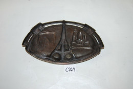 C224 Ancien Cendrier - Souvenir De Paris - Tour Eiffel - Souvenirs