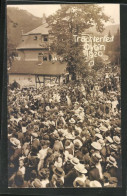 Foto-AK Oybin, Trachtenfest 1920, Menschenauflauf An Der Strasse Mit Geschäften  - Oybin
