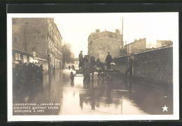 AK Hochwasser, Inondations, Janvier 1910, Sinistres Quittant Leurs Demeures A Ivry  - Inondations