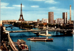 12-4-2024 (1 Z 45) France - Tour Eiffel De Paris Et La Seine - Monumenti
