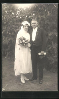 Foto-AK Ehepaar Im Eigenem Garten  - Hochzeiten