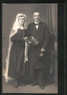 Foto-AK Dunkel Gekleidetes Hochzeitspaar  - Marriages