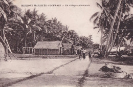 C3- MISSIONS  MARISTES D ' OCEANIE - UN VILLAGE SALOMONAIS   - ( 2 SCANS ) - Islas Salomon