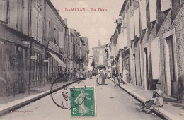 C19-47) DAMAZAN - RUE THIERS - EPICERIE LA RUCHE MERIDIONALE - JOURNEAUX - COIFFEUR - BOULANGERIE -  1909 - Damazan