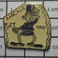 713c Pin's Pins / Beau Et Rare / POLICE / AMICALE DE LA POLICE DE SARREGUEMINES BRIGADIER COGNEDUR 1953 - Policia