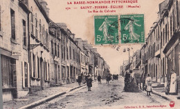 D16-50) SAINT PIERRE EGLISE -  LA RUE DU CALVAIRE - ANIMEE - HABITANTS  - EN 1913 - Saint Pierre Eglise