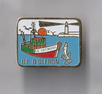 PIN'S  THEME  VILLE  ILE D'OLERON  LA COTINIERE   UNE BARQUE - Villes