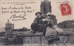 E10-22) PENVENAN - BRETAGNE - M ET MME BOTREL AU PIED DU CALVAIRE DE PORT BLANC - EN  1908 - Penvénan