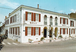 47) CASTELJALOUX  - AUX CADETS DE GASCOGNE - HOTEL RESTAURANT  - PLACE GAMBETTA  - JOEL MALAUD - EN  1985 - ( 2 SCANS ) - Casteljaloux