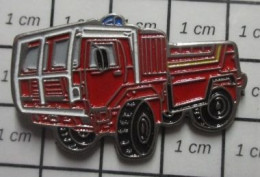 713c Pin's Pins / Beau Et Rare / POMPIERS / CAMION ROUGE SAPEURS POMPIERS - Pompieri