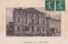 E19-82) CAUSSADE - L ' HOTEL DE VILLE - ANIMEE - HABITANTS -  EN  1910 - Caussade