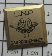 713c PIN'S PINS / Rare Et De Belle Qualité / ASSOCIATIONS / UNP UNION PARAS PARACHUTISTES SARREGUEMINES - Vereinswesen