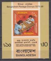 1996 BANGLADESH Silver Jubilee 25 Years Of Bangladesh Postage Stamps 1971-1996 Triangular Odd Shape 2v SS MNH - Tag Der Briefmarke