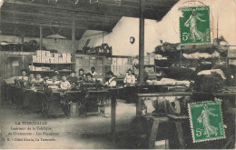 La Tessoualle * Intérieur De La Fabrique De Chaussures Les Piqueuses * Ouvriers Ouvrière Chaussure Usine Machine Coudre - Autres & Non Classés