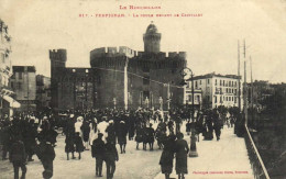 Le Roussillon PERPIGNAN La Foule Devant Le Castillet Labouche RV - Perpignan