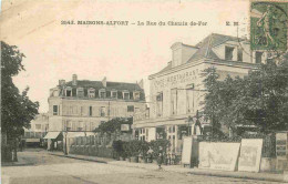 94 - Maisons Alfort - La Rue Du Chemin De Fer - Hotel Restaurant Le Petit Catelain - Animée - CPA - Etat Léger Pli Visib - Maisons Alfort