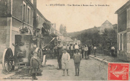 Gy L'évêque * Une Machine à Battre Dans La Grande Rue * Batteuse Battage Scène Agricole Agriculture Villageois - Sonstige & Ohne Zuordnung