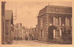 Le Boupère * Une Rue * Villageois - Autres & Non Classés